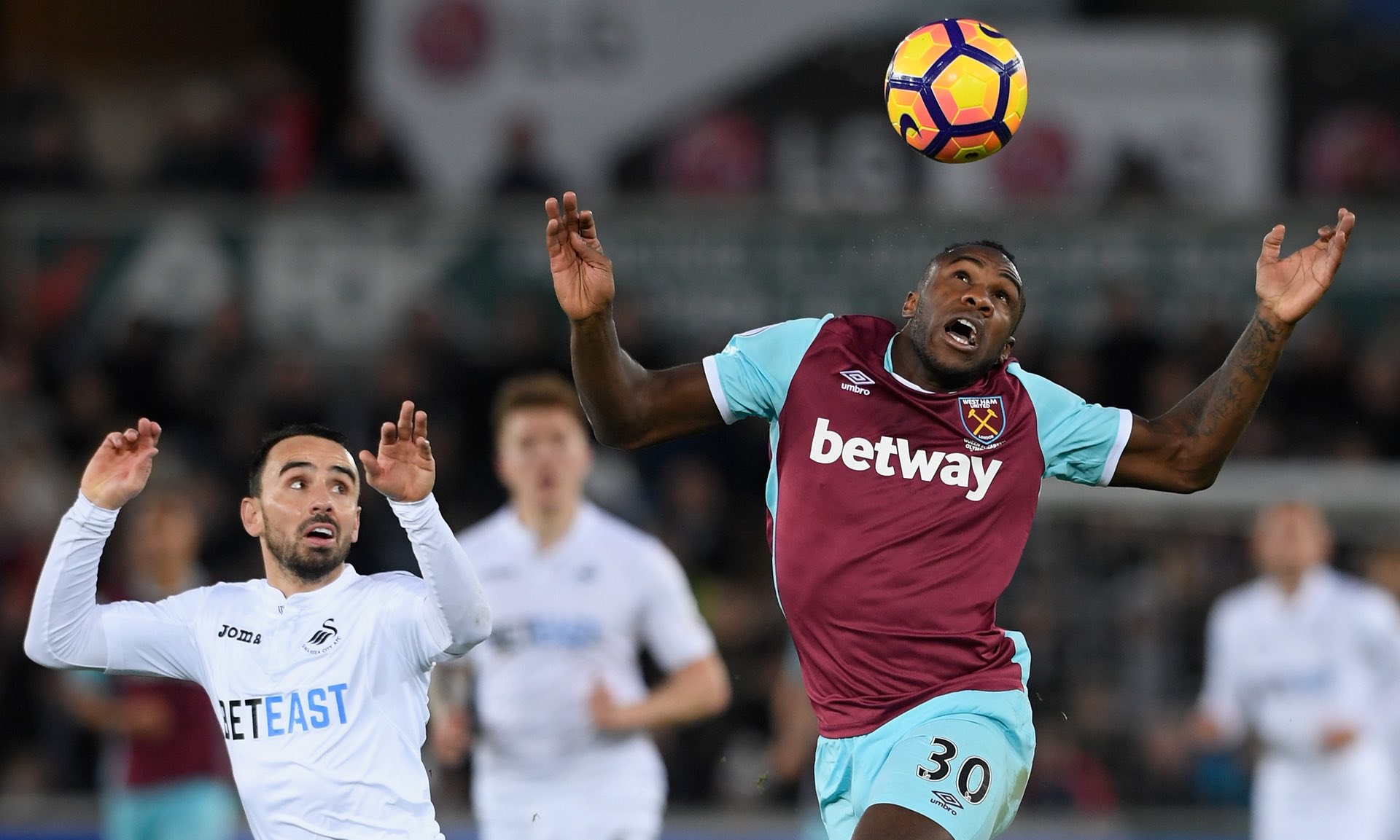 他卻始終與 他卻始終與